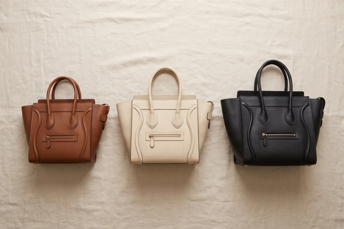 Раскладка с размерами Celine Luggage; в линейке Дома рядом с этим тоутом стоит сумка Celine Triomphe