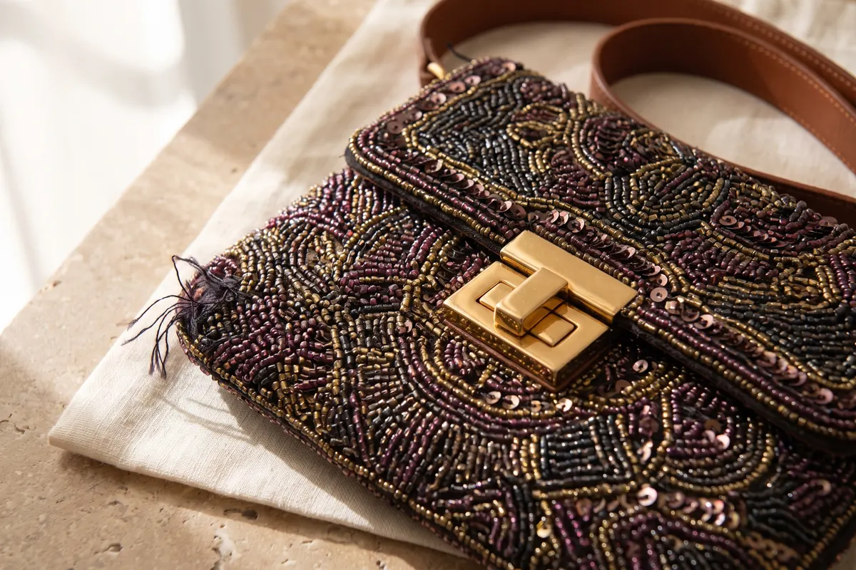 Винтажная Fendi Baguette в деталях: клапан, расшитый бисером, и застежка крупным планом
