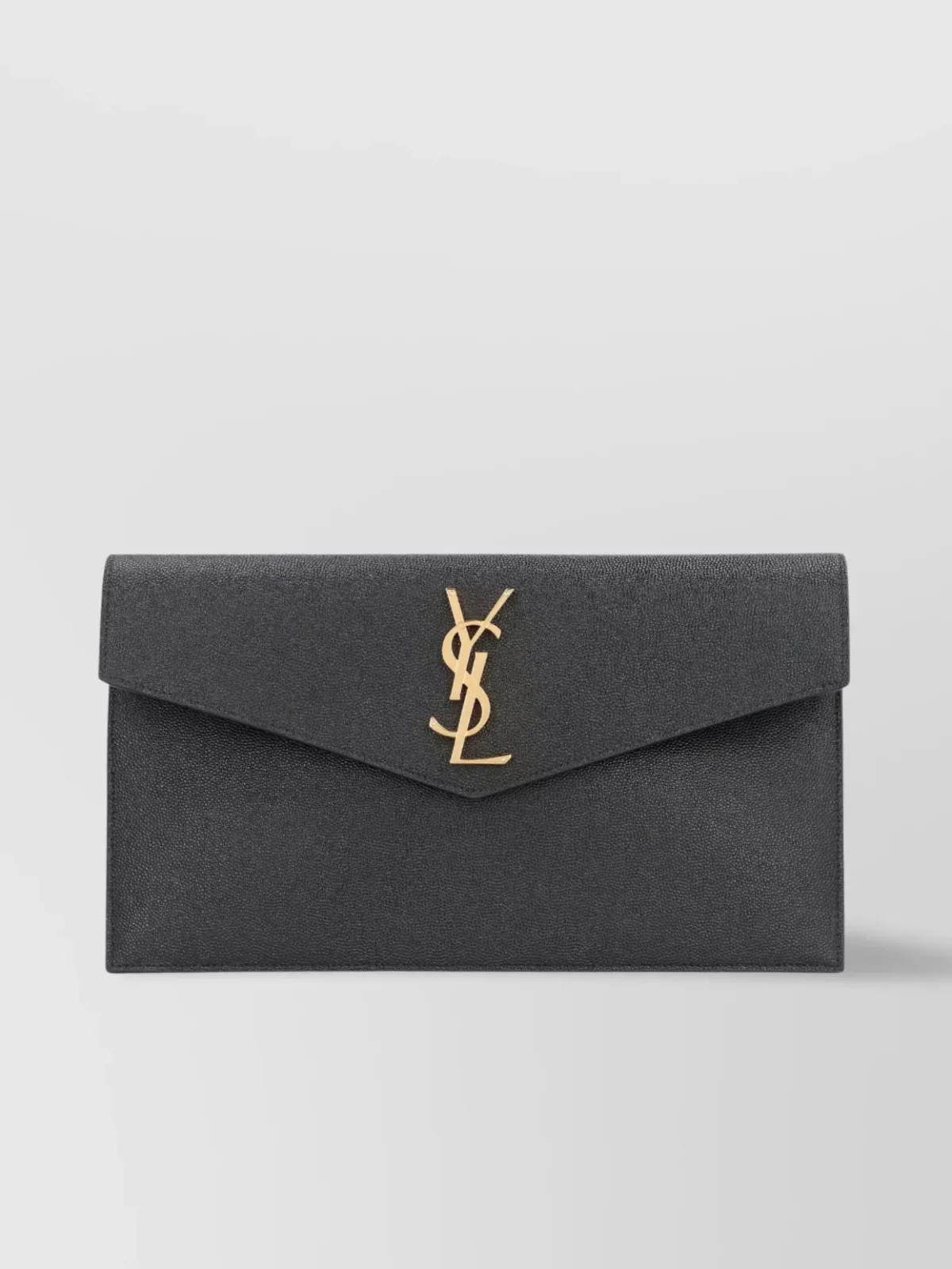 Pochette Saint Laurent Uptown Cassandre piccola in vitello nero martellato, vista frontale portata in mano