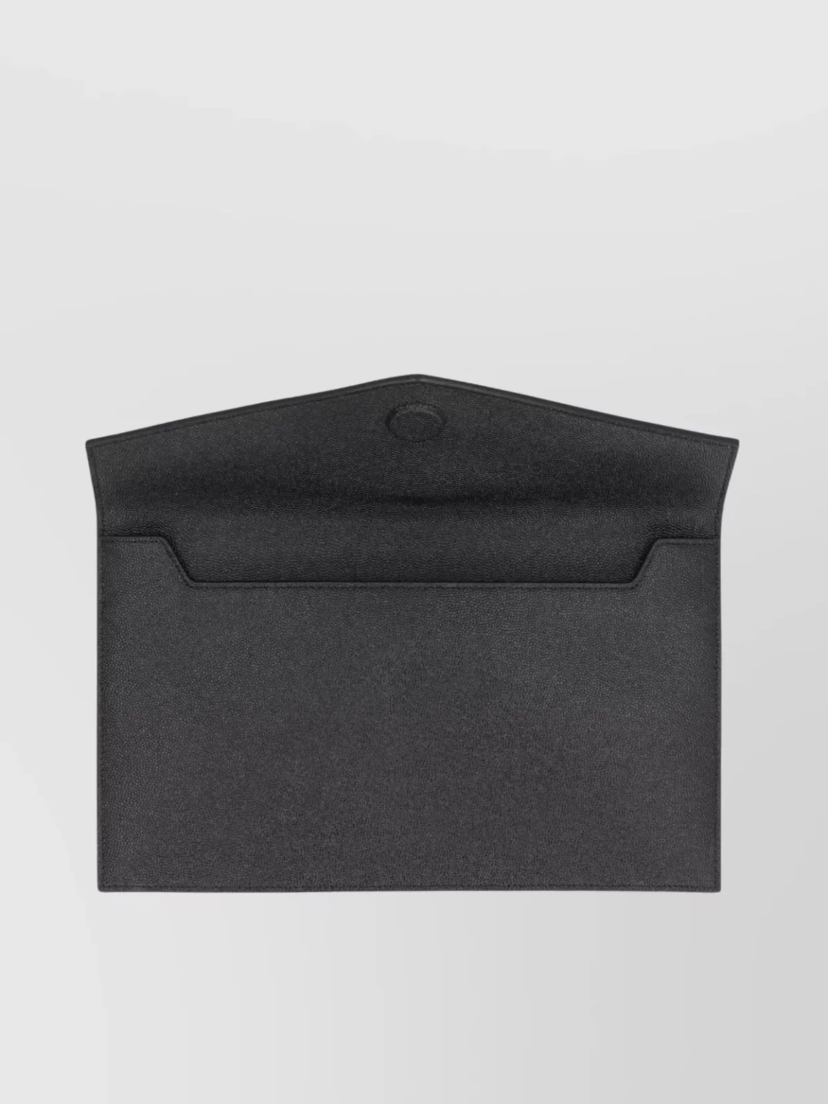 Pochette Saint Laurent Uptown Cassandre piccola in vitello nero martellato, patta magnetica e interno foderato