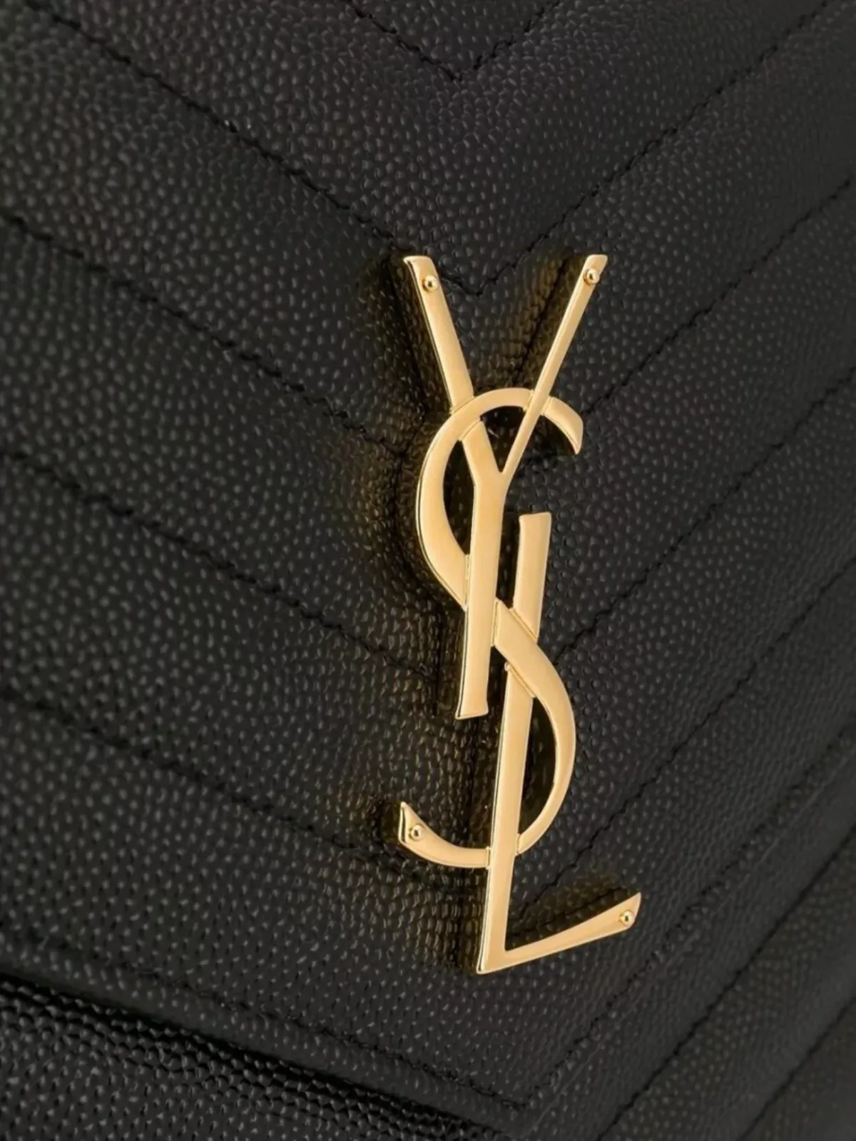 Pochette a busta Saint Laurent Cassandre in vitello nero trapuntato a chevron, logo YSL dorato su pelle a grana