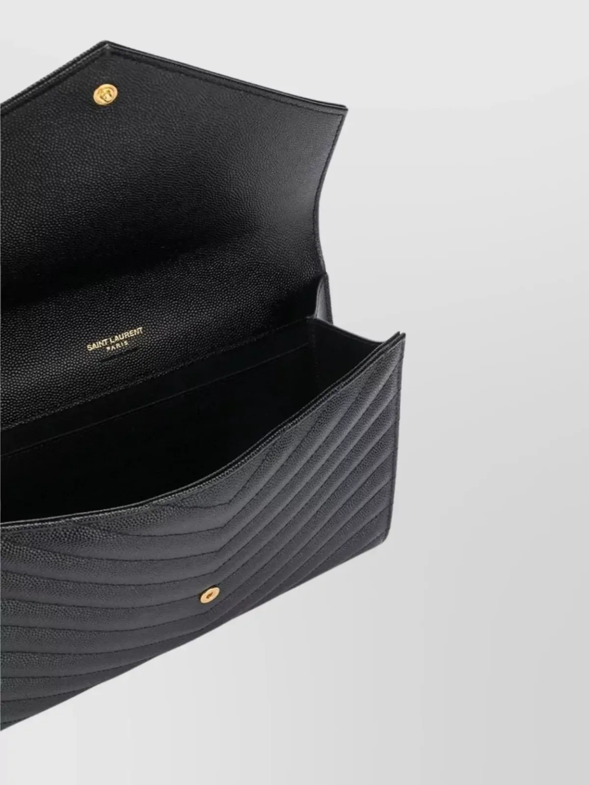 Pochette a busta Saint Laurent Cassandre in vitello nero trapuntato a chevron, patta aperta con interno foderato in pelle