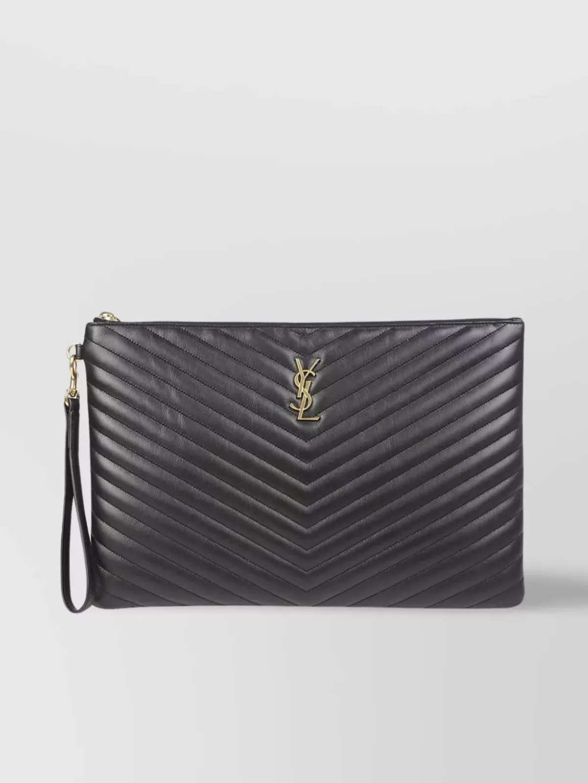 Saint Laurent Cassandre Pouch aus schwarzem Kalbsleder mit Chevron-Steppung, Reißverschluss oben in der Vorderansicht