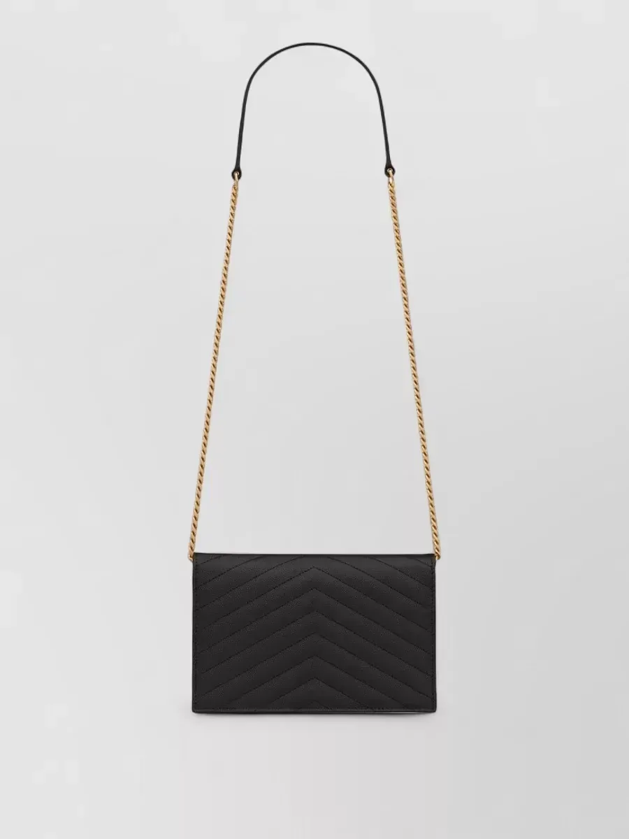 Cartera con cadena Saint Laurent Cassandre tipo sobre en piel de becerro negra acolchada, parte trasera acolchada chevron
