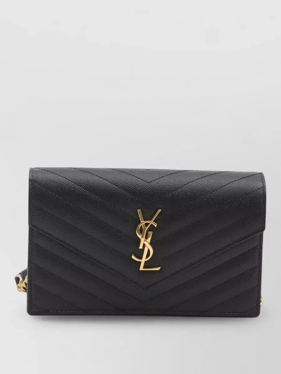 Cartera con cadena Saint Laurent Cassandre tipo sobre en piel de becerro negra acolchada, vista frontal como clutch