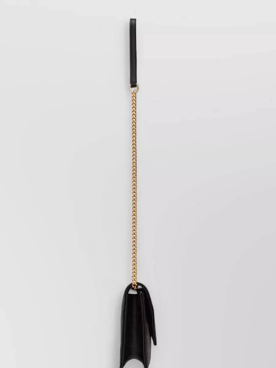 Cartera con cadena Saint Laurent Cassandre tipo sobre en piel de becerro negra acolchada, perfil lateral plano