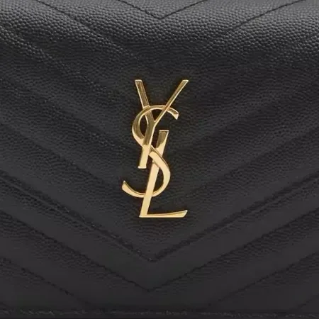 Cartera con cadena Saint Laurent Cassandre tipo sobre en piel de becerro negra acolchada, detalle de la placa YSL en tono dorado
