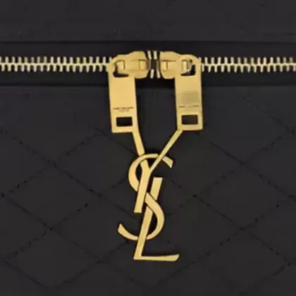 Saint Laurent Gaby Vanity Bag aus schwarzem gestepptem Lammleder, doppelte Zugschieber und YSL Plakette im Detail