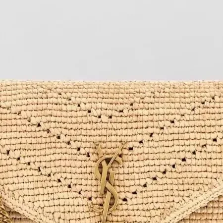 Pochette Saint Laurent Loulou in rafia beige, dettaglio