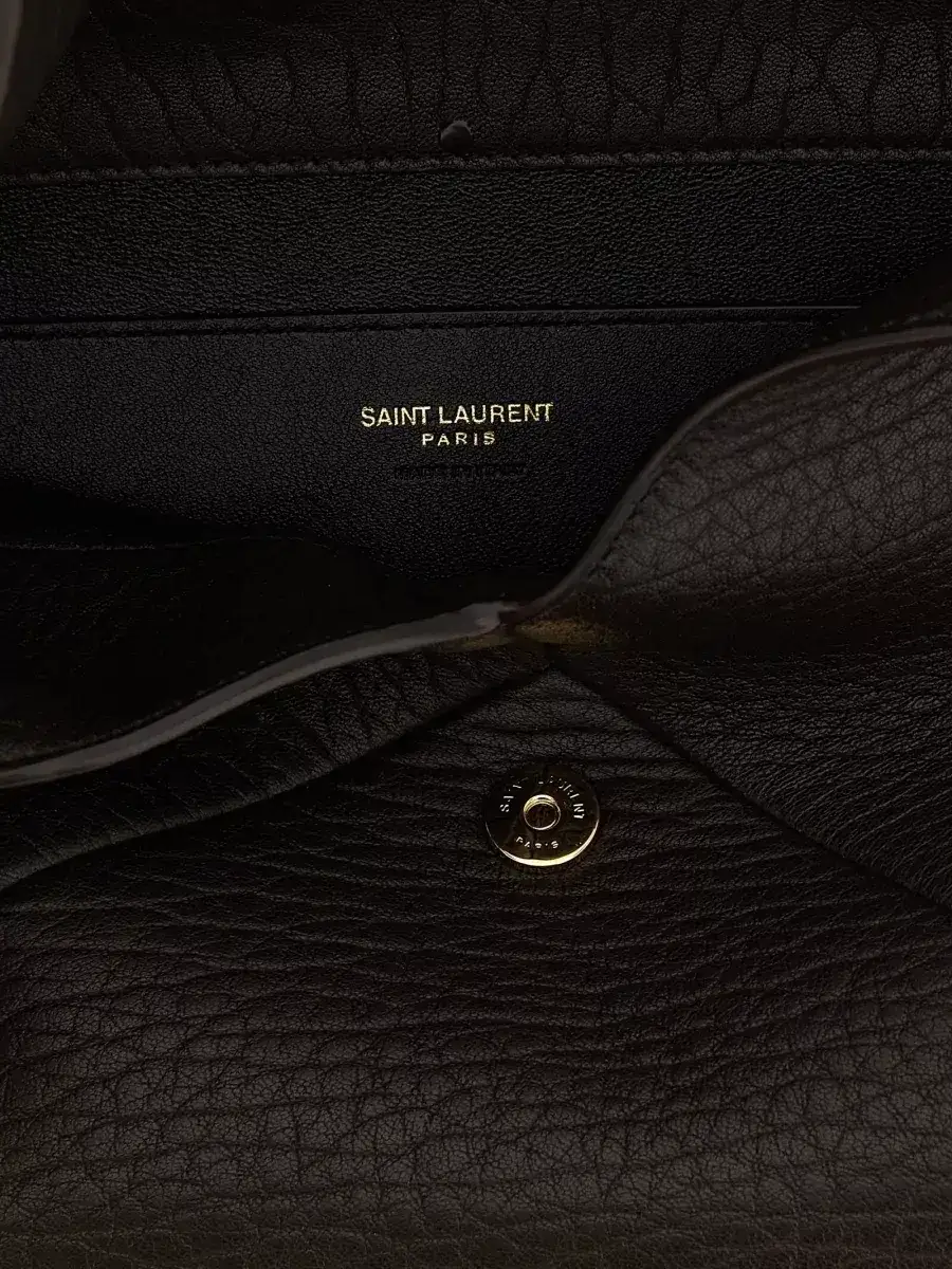 Saint Laurent Cassandre Large in Schwarz, Foto 3