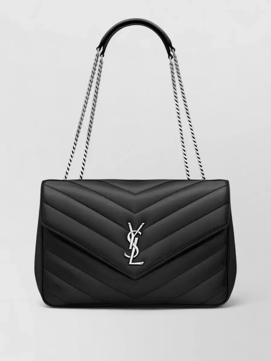 Saint Laurent Loulou Large nera, dettaglio logo sulla patta