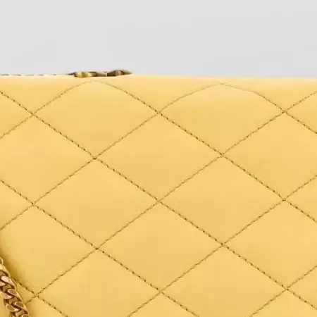 Saint Laurent Quilted Chain Crossbody en jaune, détail