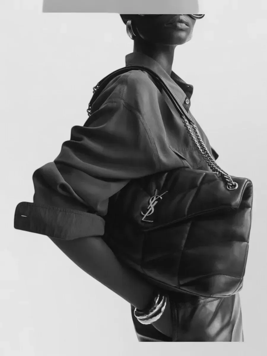 Saint Laurent Loulou Medium in Taupe, Foto 2