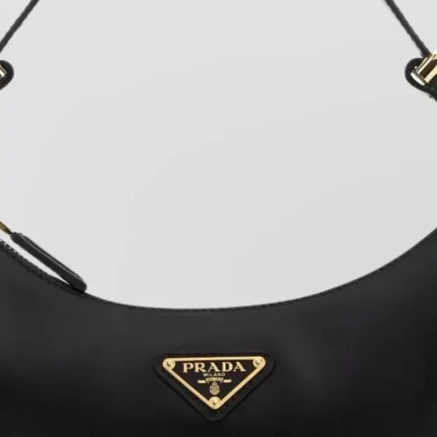 Prada Arqué in nero, dettaglio