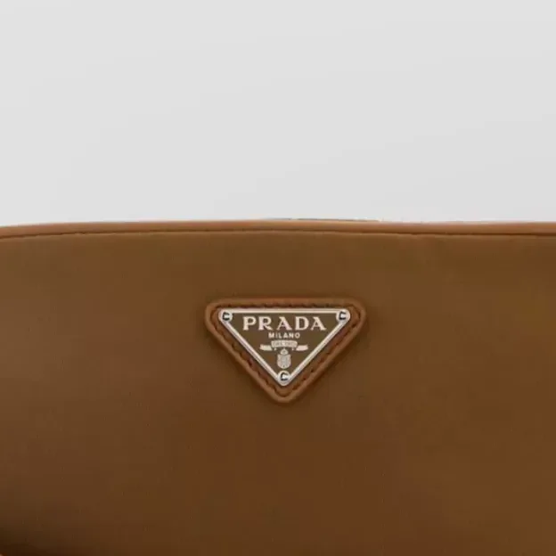 Sac ceinture Prada Re-Edition en marron, détail