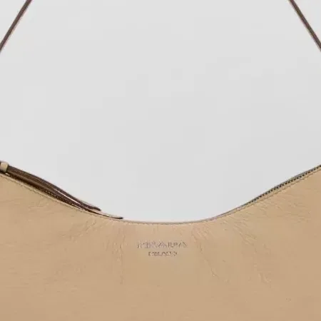 Prada geschwungene Schultertasche in Beige, Detail