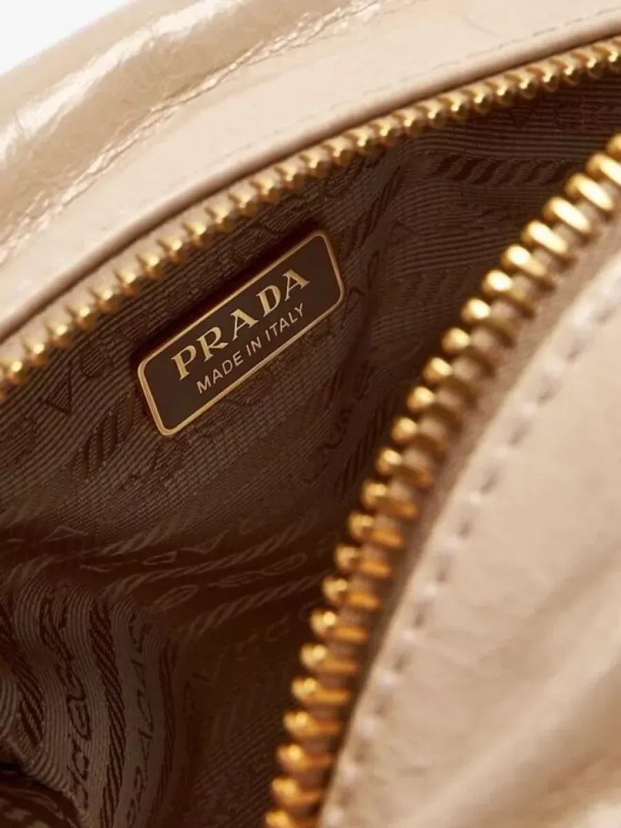 Mini borsa a spalla Prada con dettaglio ad anello in beige, foto 2