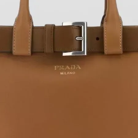 Prada Buckle Small in Braun, Detail