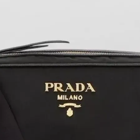 Prada Re-Edition nera, dettaglio