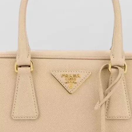 Prada Zip Top Leather Bag em Bege, pormenor
