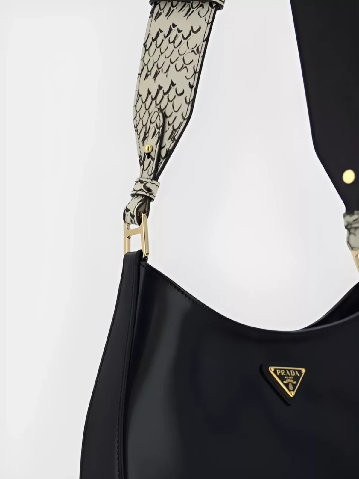 Bolso de hombro Prada Cleo de charol en negro, foto 4
