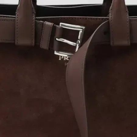 Prada Buckle Medium en marron, détail