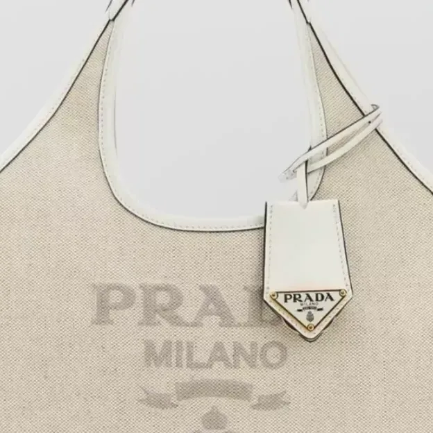 Mala de ombro Prada em linho bege, pormenor