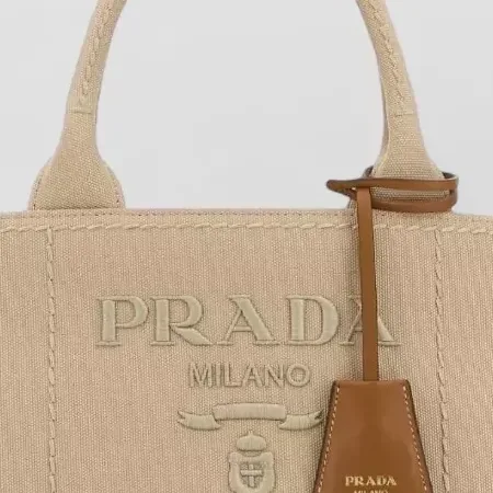 Tote bag Prada in tela beige, dettaglio