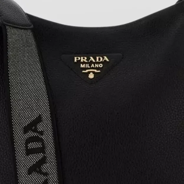 Sac porté épaule Prada noir en cuir de veau texturé, détail