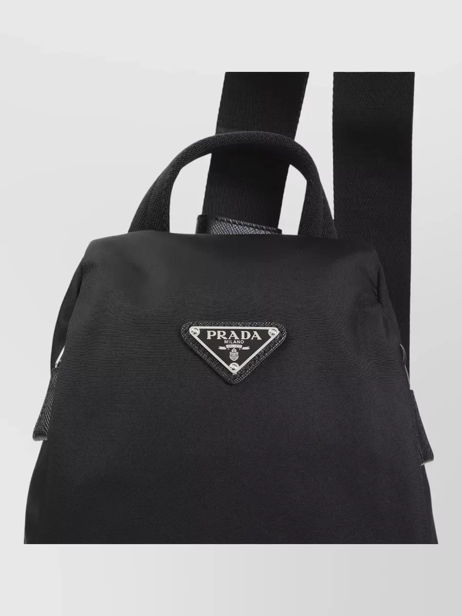 Prada Triangle Rucksack für eine Schulter in Schwarz, Foto 4