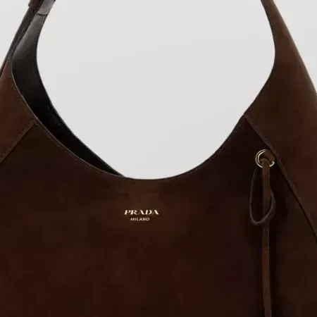 Bolso tote hobo Prada de ante grande en marrón, detalle