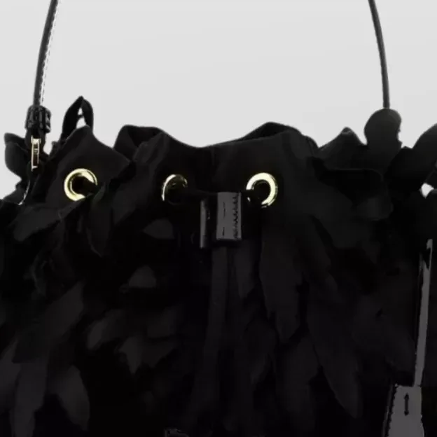 Prada Satin Mini Bucket Bag in Schwarz, Detail