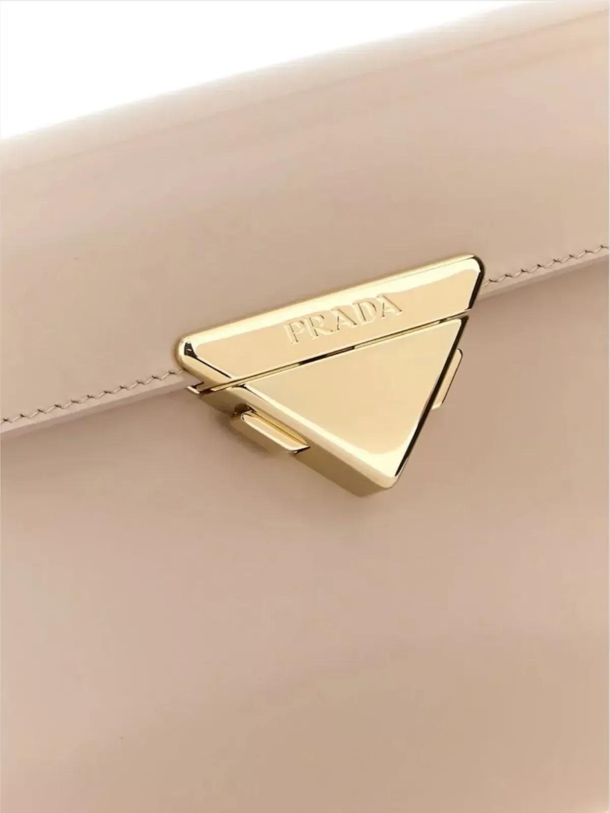 Prada Fold-Over Schultertasche in Beige, Foto 3