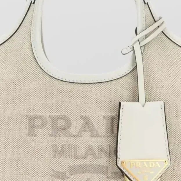 Prada Leinen Schultertasche in Beige, Detail