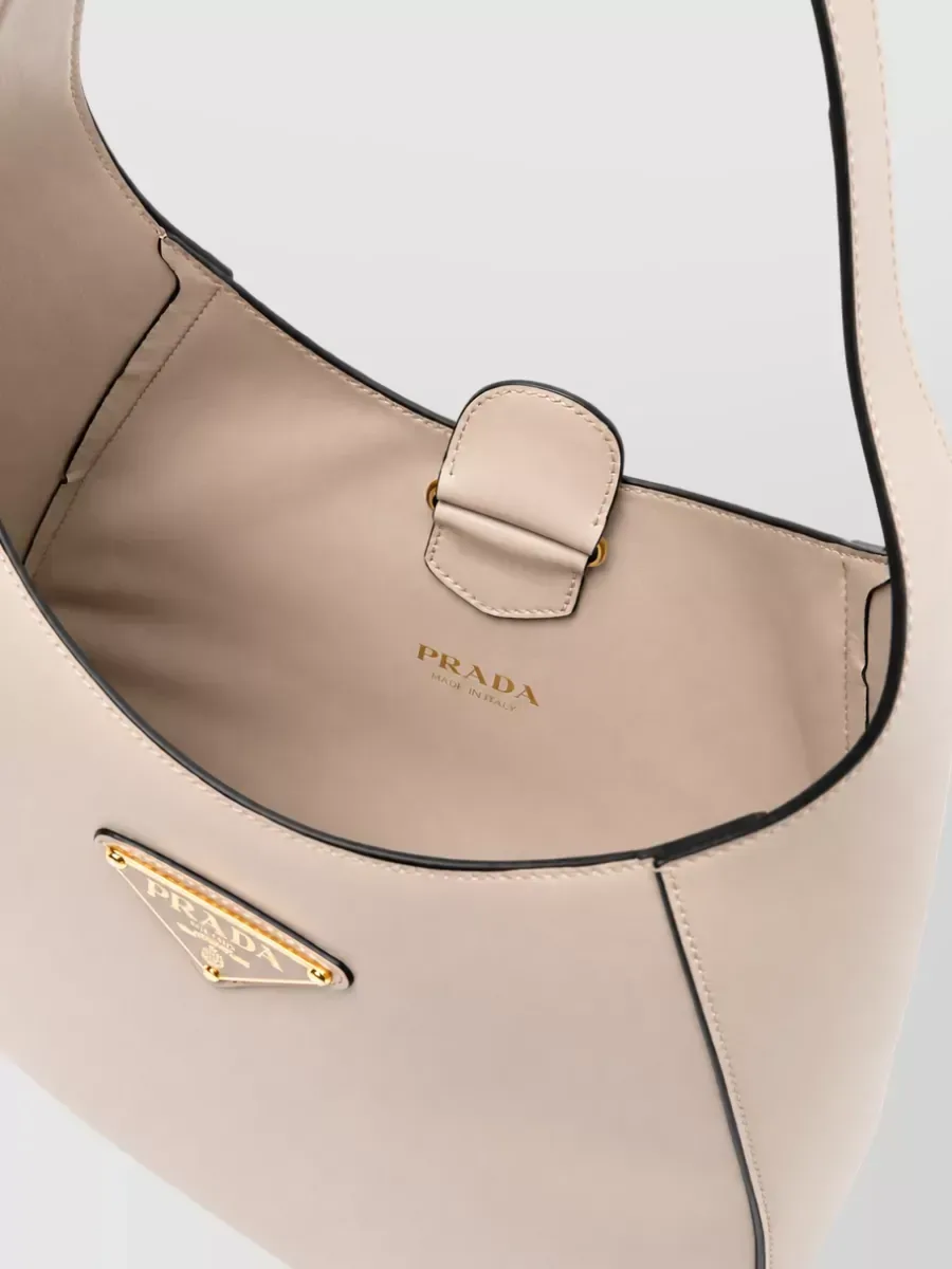 Prada Triangle Schultertasche in Beige, Foto 4
