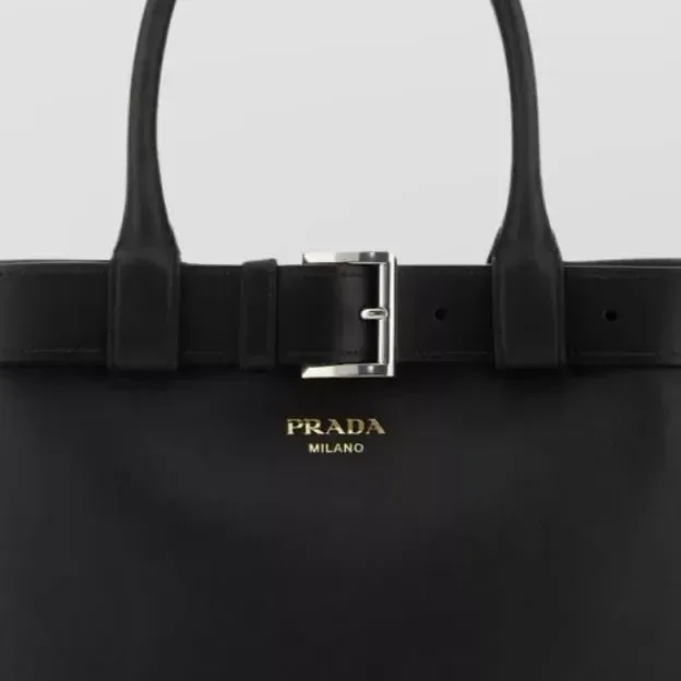 Prada Buckle Large in Schwarz, Detail