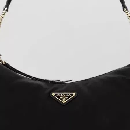 Prada Re-Edition in Schwarz, Detail