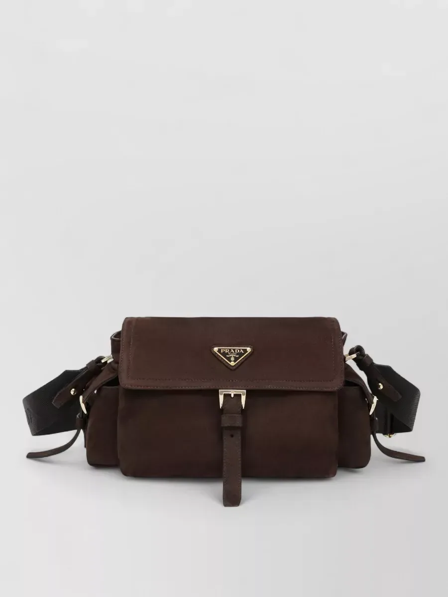Prada Buckle Flap Crossbody Bag em castanho, foto 1