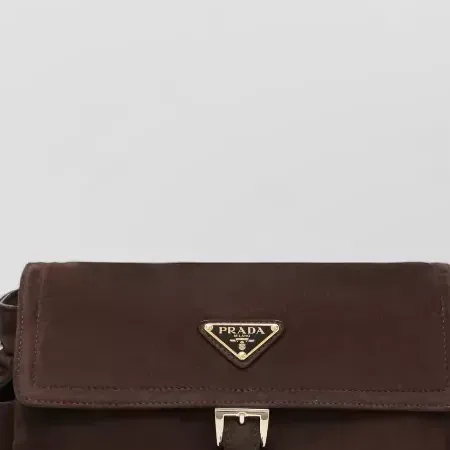 Prada Buckle Flap Crossbody Bag em castanho, pormenor