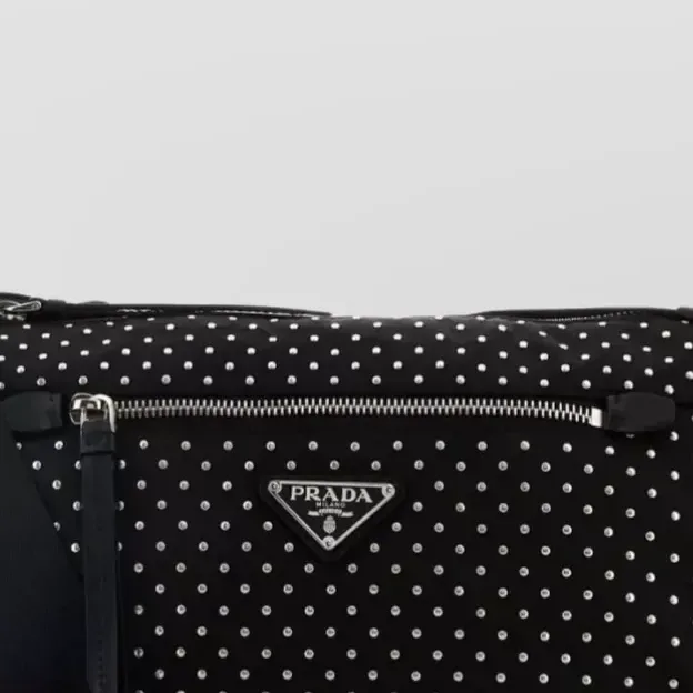 Prada Re-Edition en negro, detalle