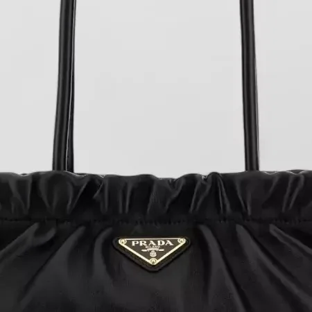 Prada Nappaleder Henkeltasche in Schwarz, Detail