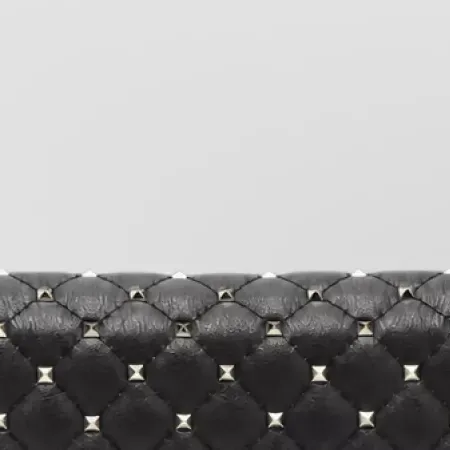 Clutch média Valentino Garavani Rockstud Spike Medium em Preto, pormenor