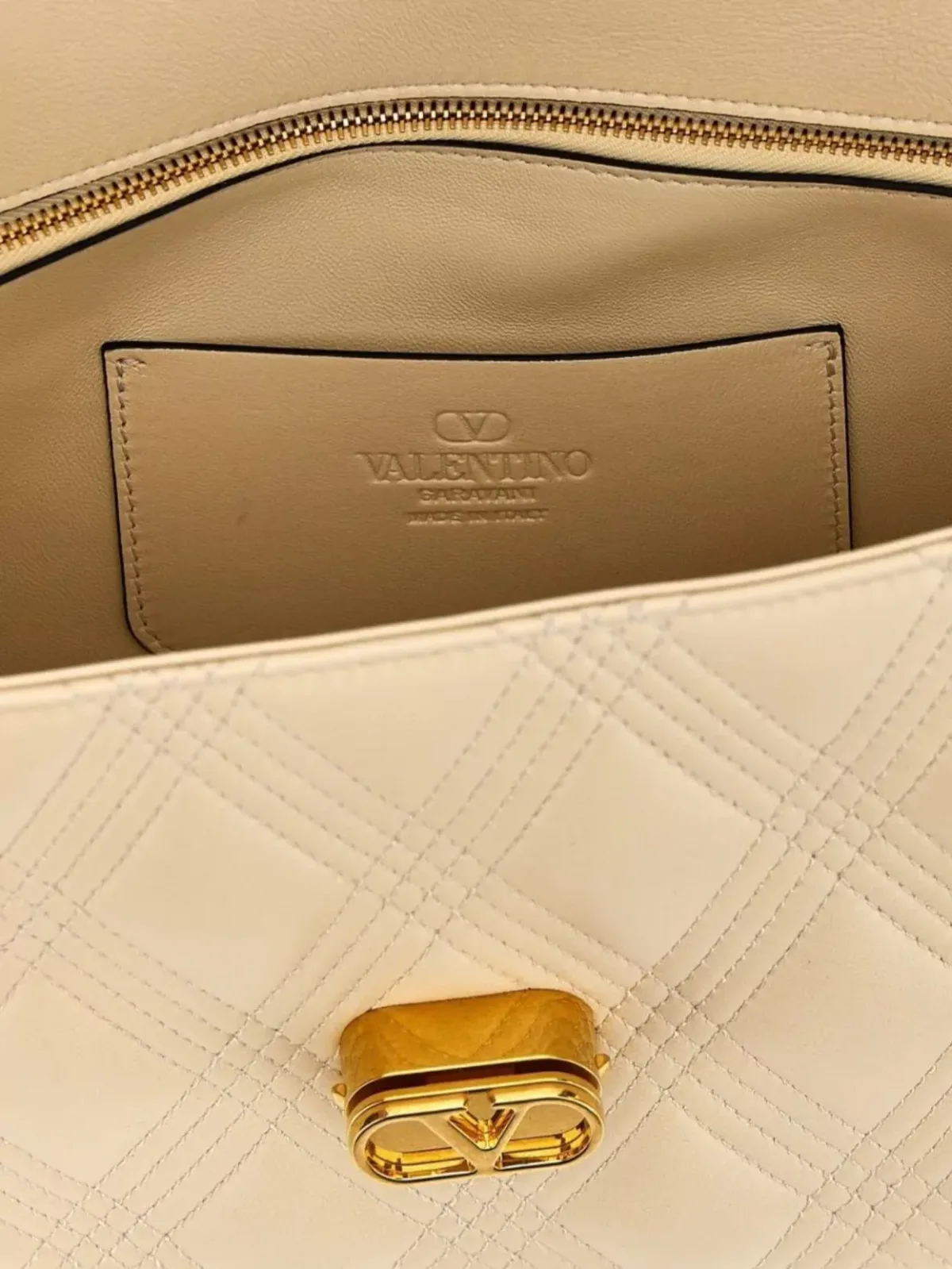 Valentino Garavani VLogo Signature Schultertasche Medium in Beige, Foto 4