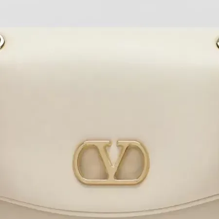 Valentino Garavani Chain Shoulder Bag in White, detail