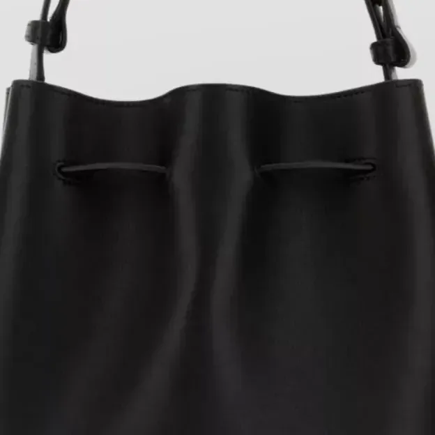 Valentino Garavani VLogo Signature Beuteltasche in Schwarz, Detail