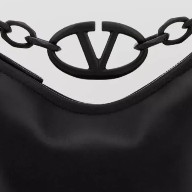 Valentino Garavani Curved Chain Schultertasche in Schwarz, Detail