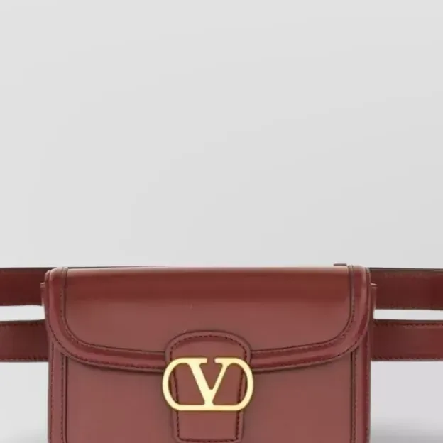 Valentino Garavani Buckle Belt Bag باللون بورغندي، تفصيل