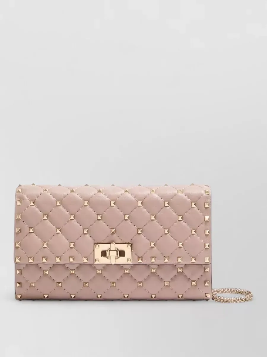Valentino Garavani Rockstud Spike Clutch باللون بيج، صورة 1