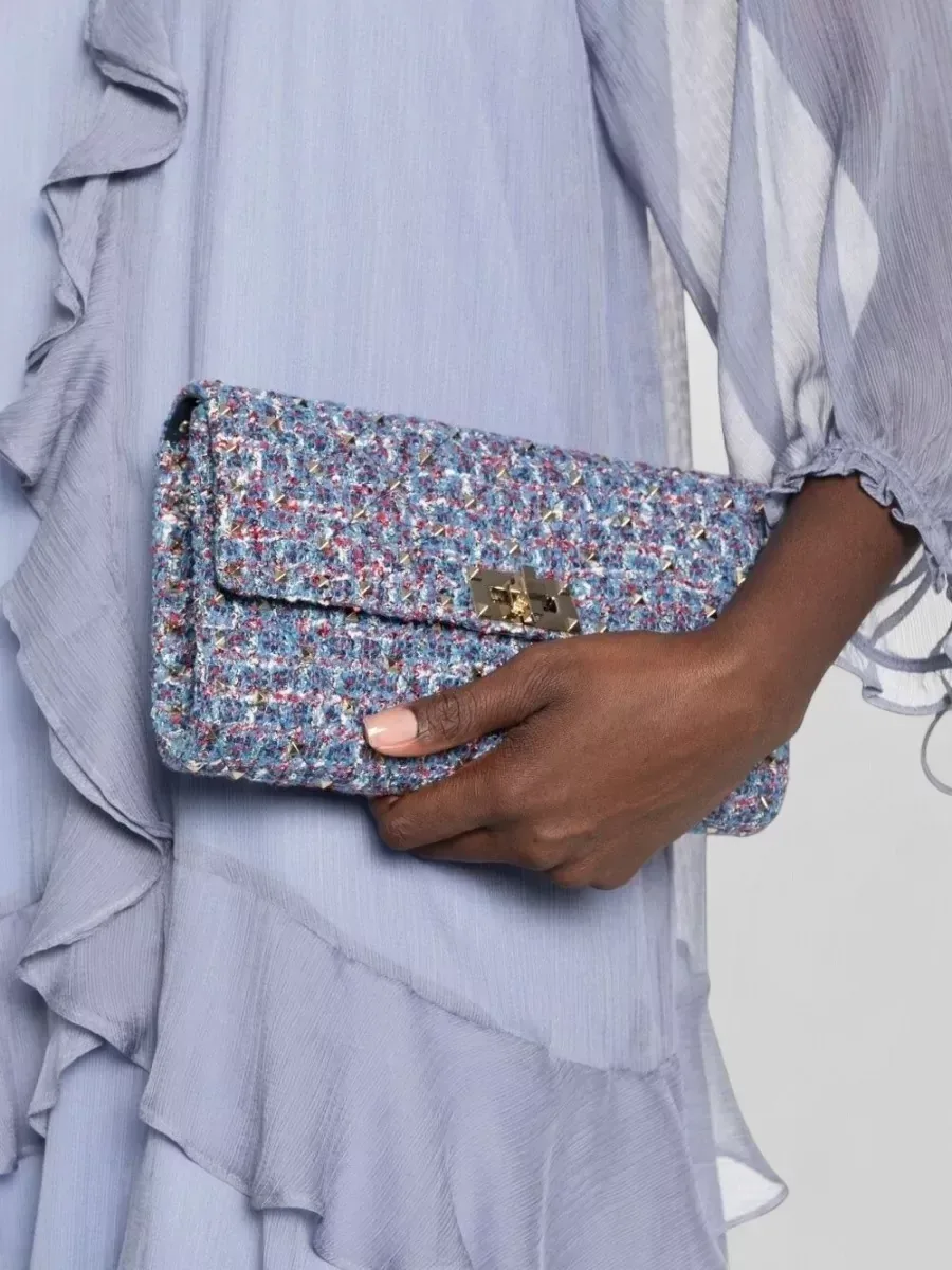 Valentino Garavani Rockstud Spike Clutch باللون أزرق فاتح، صورة 2