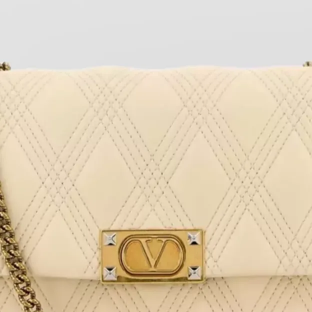 Mala de ombro acolchoada Valentino Garavani Large em bege, pormenor
